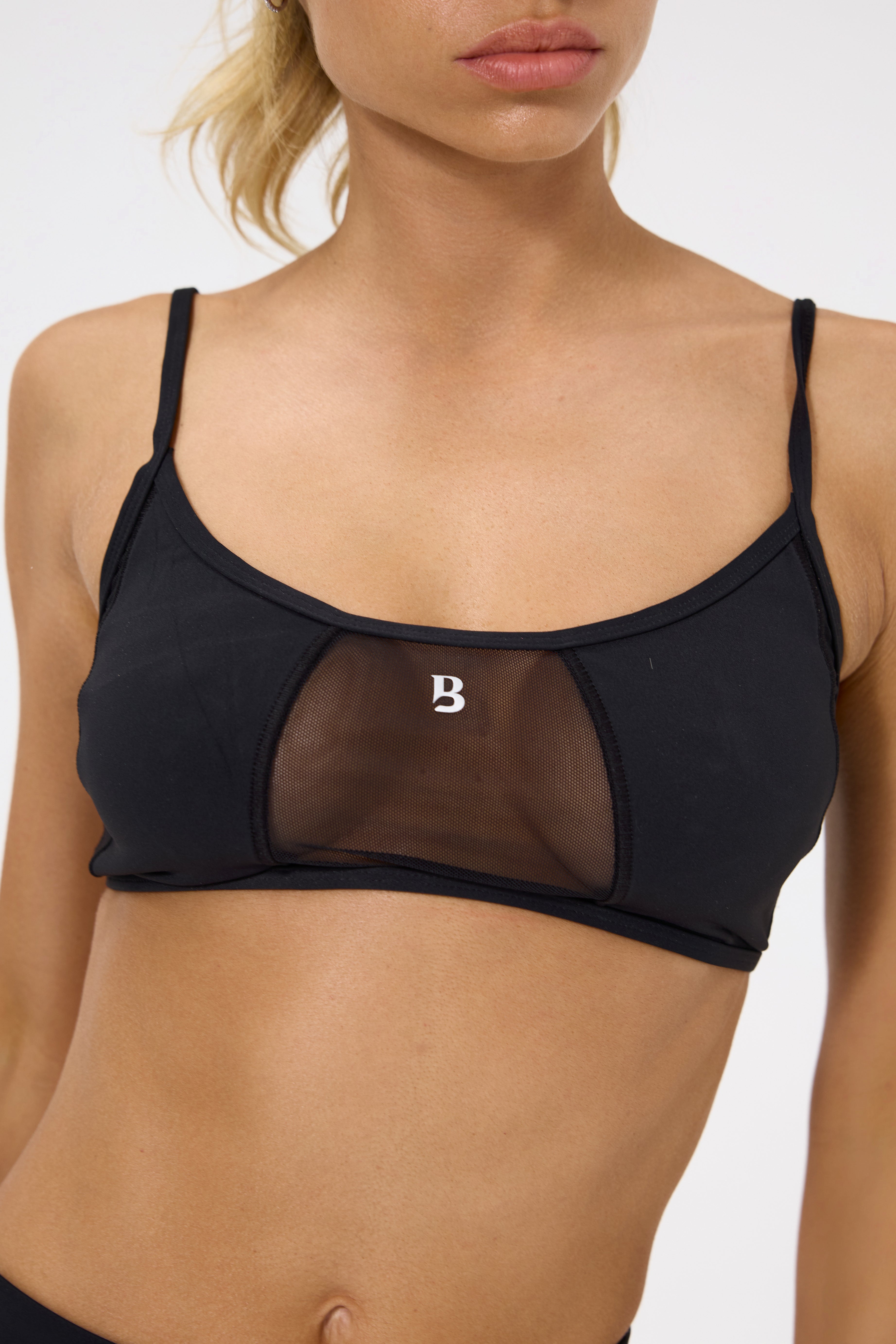 חזיית ספורט עם רשת קדמית